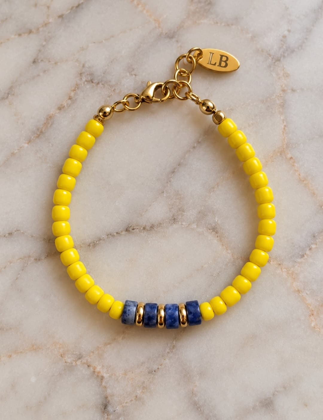 gele rocaille met blauwe edelsteen