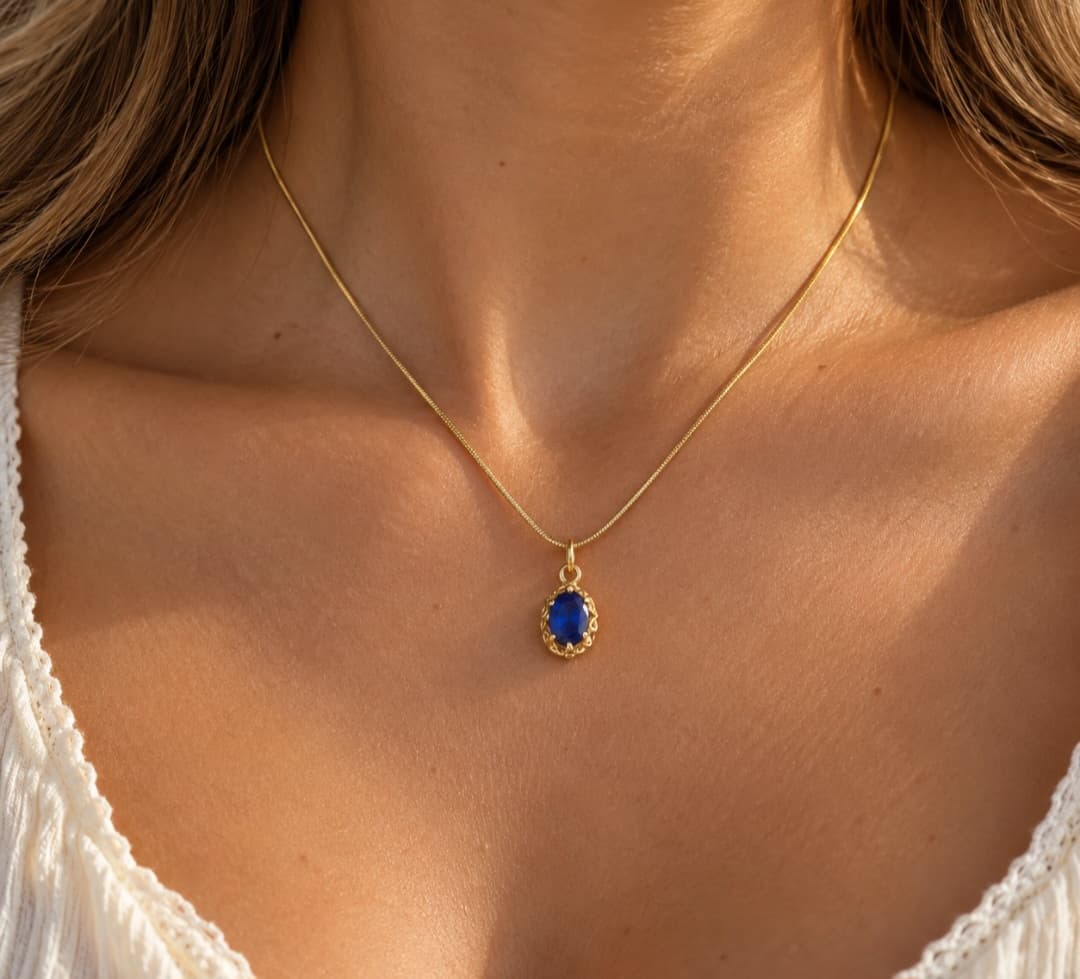 blue sapphire necklace om hals